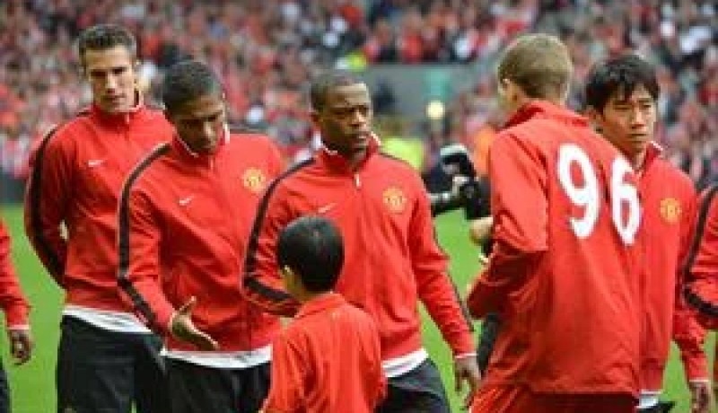 فان بيرسي يقود مانشستر للفوز على ليفربول