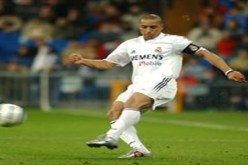 ريال مدريد يكرم روبرتو كارلوس قبل مباراة ليفانتي