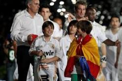 مورينيو يركع على ركبتيه امام لاعبيه