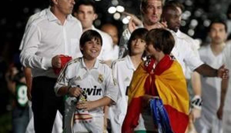 مورينيو يركع على ركبتيه امام لاعبيه