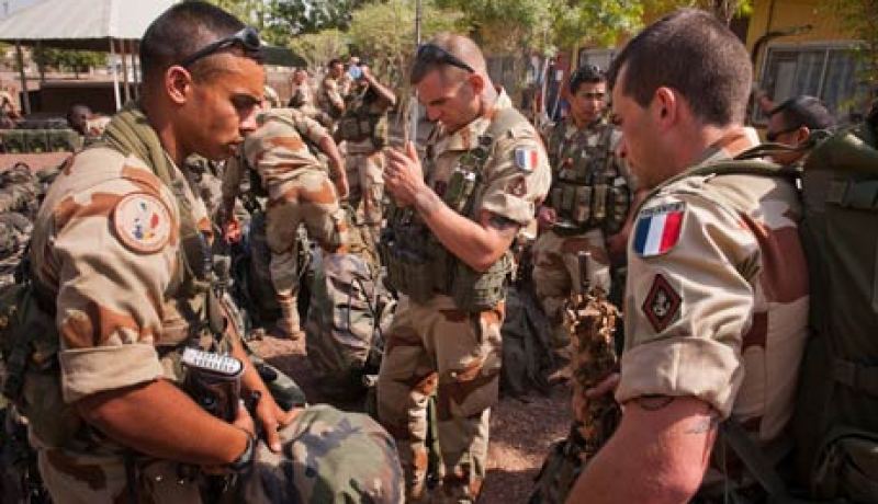 هولاند يعلن عن بدء خفض عدد الجنود الفرنسيين في مالي أفريل المقبل