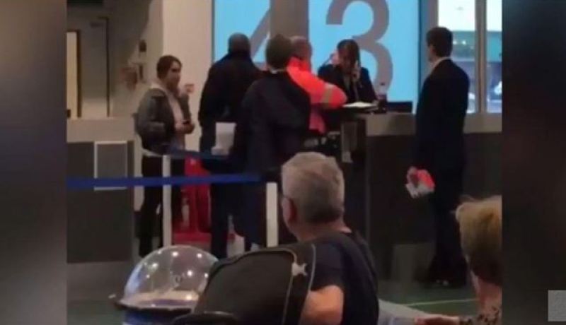 بالفيديو… مسافرة تصفع موظفة بالمطار والسبب