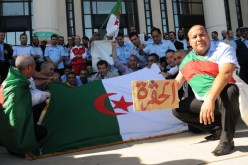 عمال الشركة الوطنية للنقل  امام  المقر المركزي  الاتحاد  العام  للعمال الجزائريين