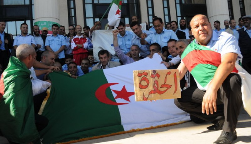عمال الشركة الوطنية للنقل  امام  المقر المركزي  الاتحاد  العام  للعمال الجزائريين