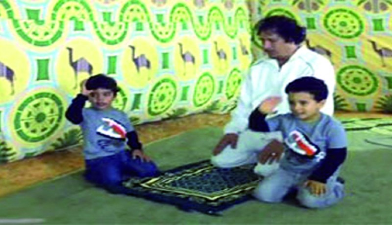 بالفيديو ‬القذافي‮ ‬يضحك في‮ ‬الصلاة بعد تأدية أحفاده‮ ‬التحية‬