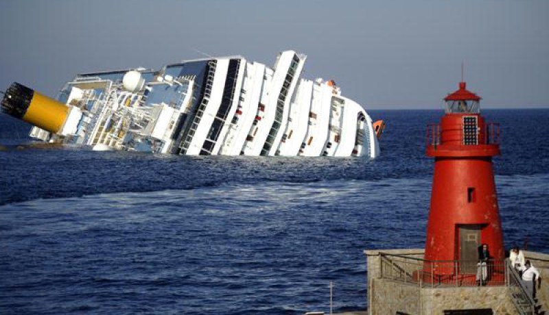 ايطاليا تعلن حالة الطواريء بسبب مخاوف من تسرب وقود السفينة المنكوبة