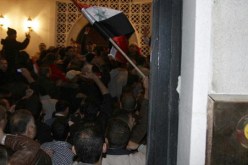 عشرات المتظاهرين يقتحمون ويخربون مقر سفارة سوريا في استراليا