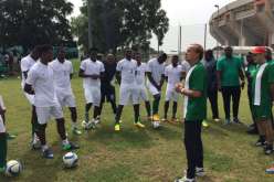 مُدرب نيجيريا ساخرًا: “نحن أذكياء ولن نقع في نفس أخطاء الجزائر”