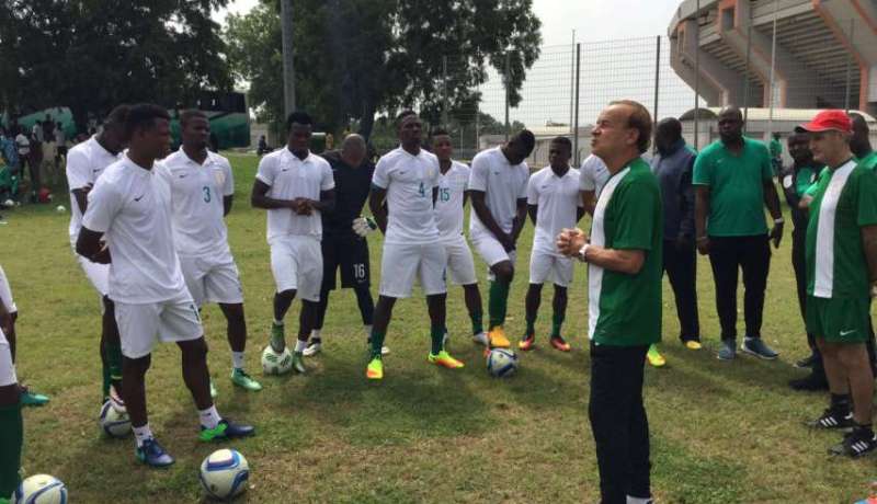 مُدرب نيجيريا ساخرًا: “نحن أذكياء ولن نقع في نفس أخطاء الجزائر”