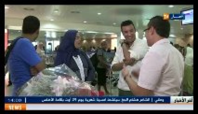 بالصور والفيديو : هشام الجخ يصل الى الجزائر وسط استقبال كبير في مطار هواري بومدين