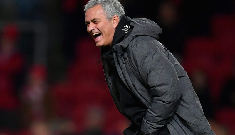 بالفيديو.. مورينيو يواصل خرجاته الغريبة !