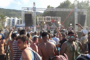 بالفيديو مهرجان الألوان في بجاية ورواد الفايسبوك يرفضون هذه التظاهرات في الجزائر