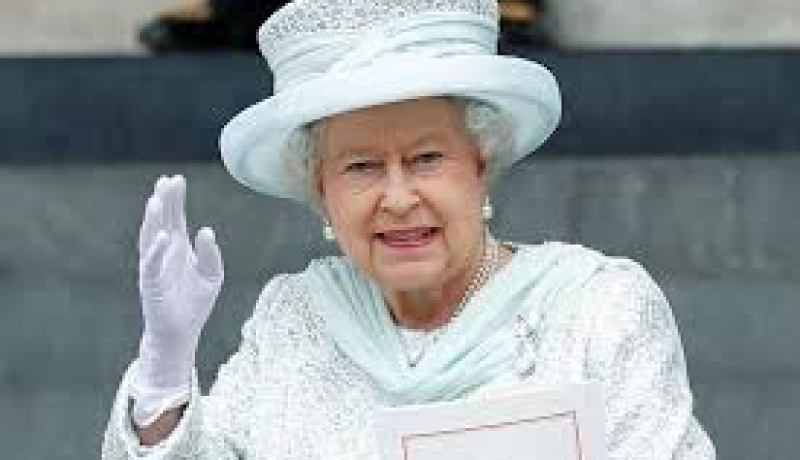 قطعة من كعكة زفاف ملكة بريطانيا عمرها 68عاما تعرض للبيع فى المزاد العلنى