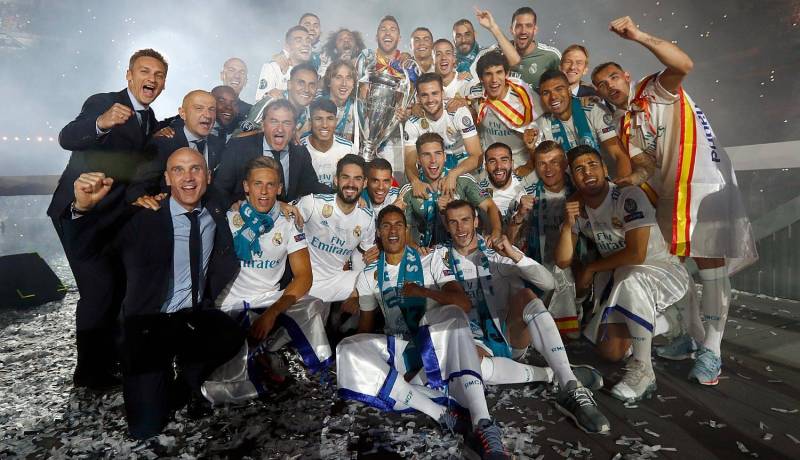 بالصور.. لاعبو الملكي يختتمون إحتفالاتهم بالبيرنابيو