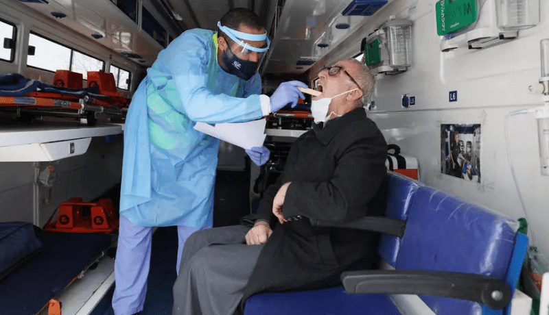 هكذا يتم التمييز بين الإصابة بكورونا ونزلات البرد والإنفلونزا