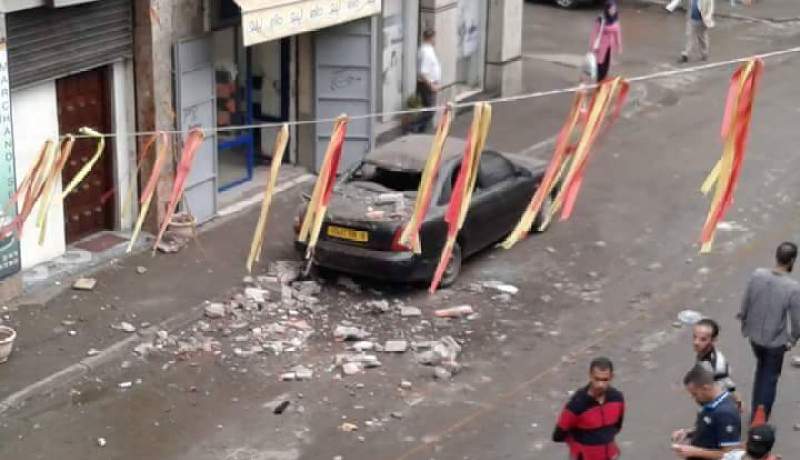 بالصور..انهيار شرفة بأحد العمارات في حسين داي بالعاصمة يتسبب في تحطم سيارة
