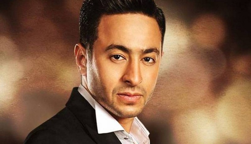 حمادة هلال يغني مجانا لأجل معجبة