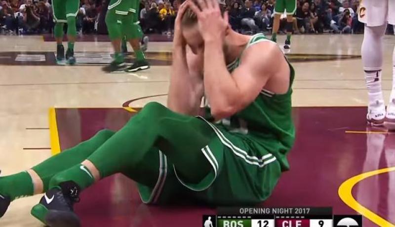 بالصور والفيديو.. إصابة مُرعبة لنجم السلة الأمريكي