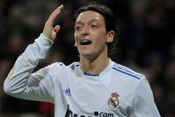 مانشستر يونايتد يبحث التعاقد مع الألماني أوزيل