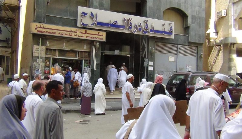 «هكذا حوّلت وكالات سياحية غرف إيواء المعتمرين لعلب سردين»!