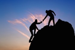كن مع هؤلاء.. تضمن لنفسك مكانة رفيعة