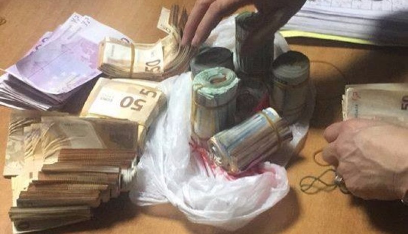 حجز مبالغ كبيرة بالعملة الصعبة في مطار هواري بومدين