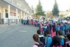 بالصور.. تلاميذ إبتدائية يحتجون على تقاعد مديرهم