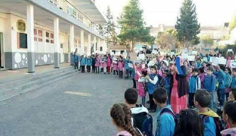 بالصور.. تلاميذ إبتدائية يحتجون على تقاعد مديرهم