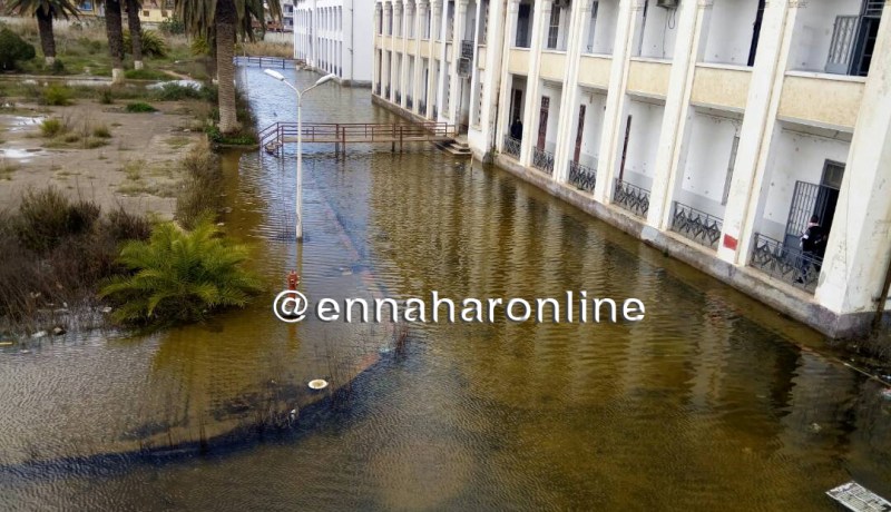بالصور ..الأمطار تغرق جامعة وهران