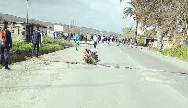 سكان عين الطويلة بالطارف يغلقون الطريق احتجاجا على الغاز