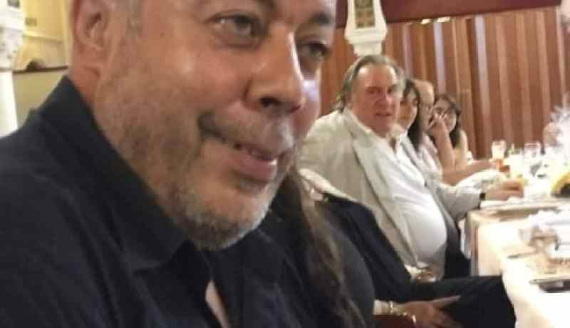 صورة.. الممثل الفرنسي جيرارد ديبارديو يهرب إلى الجزائر