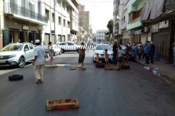 محتجون على السكن يغلقون الطريق باستعمال الأطفال الرضع في وهران