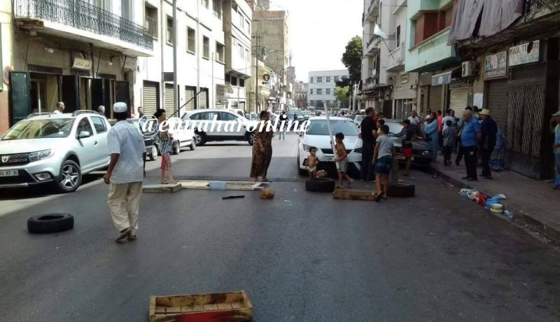 محتجون على السكن يغلقون الطريق باستعمال الأطفال الرضع في وهران