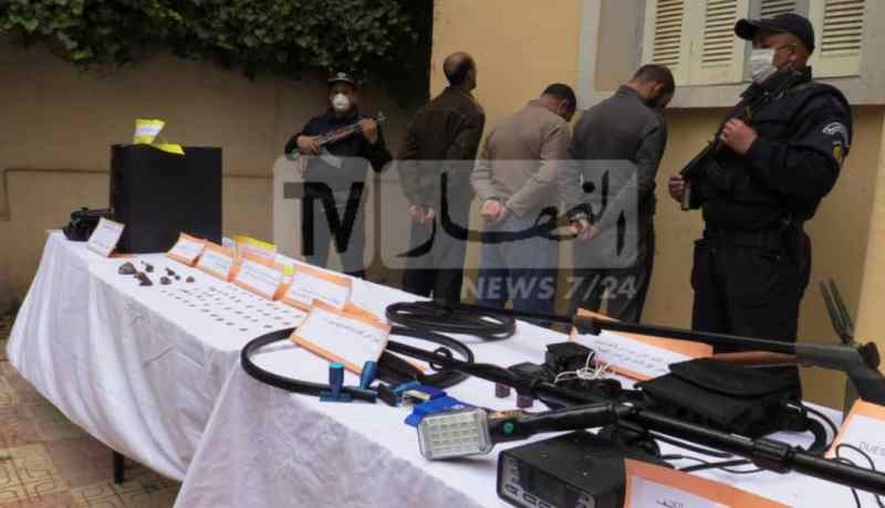 بالصور.. توقيف 3 أشخاص وضبط 48 قطعة نقدية أثرية ذهبية وفضية بتيارت