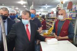 بالصور.. وزير التجارة يوزع الكمامات على التجار والمواطنين