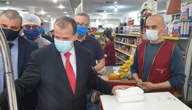 بالصور.. وزير التجارة يوزع الكمامات على التجار والمواطنين