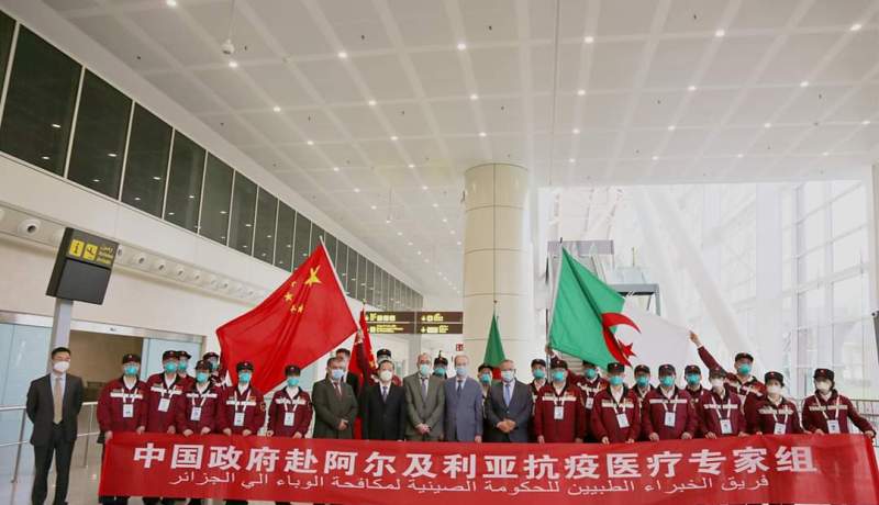 وصول الفريق الطبي الصيني لمكافحة وباء كورونا إلى الجزائر
