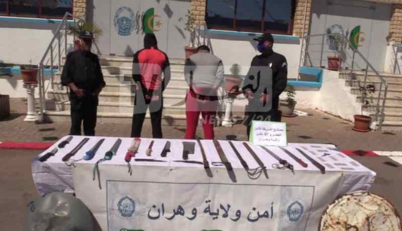 بالصور.. تفكيك جماعة أشرار تعتدي على المواطنين وحجز أسلحة بيضاء بوهران