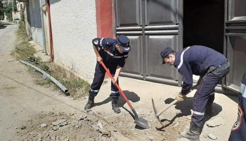 أعوان الحماية المدنية ينقذون كلبا محاصرا داخل أنابيب الصرف الصحي