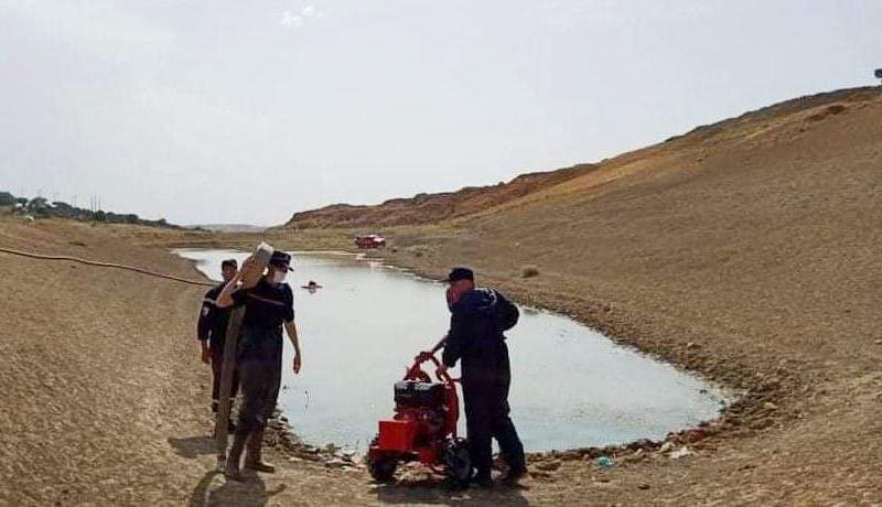 الحماية المدنية تفرغ برك مائية لمنع سباحة الاطفال بتيارت