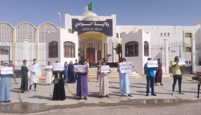 الوادي.. المستفيدون من التخصيصات السكنية بقمار يحتجون ويطالبون بتسليم الأراضي