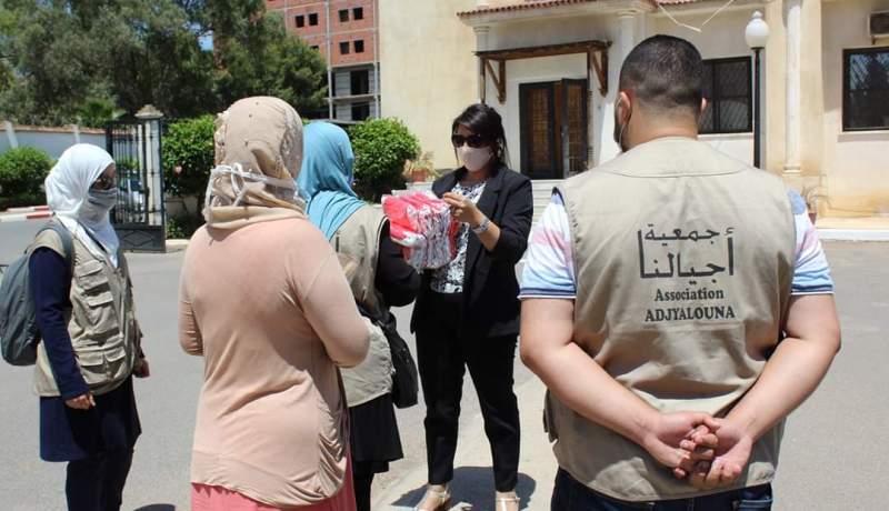 بالصور.. انطلاق حملة توزيع الكمامات الصحية  في بئر توتة بالعاصمة