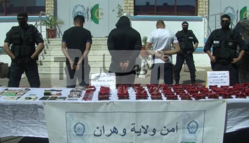 بالصور.. تفكيك شبكة منظمة عابرة للحدود وحجز 19600 “حبة روش” بوهران