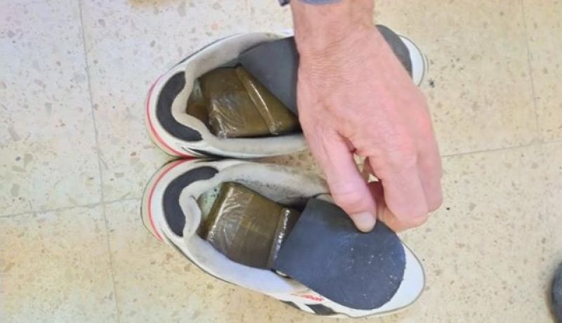 شاهد.. شرائح من الكيف داخل “باسكات” مهرب في تيارت