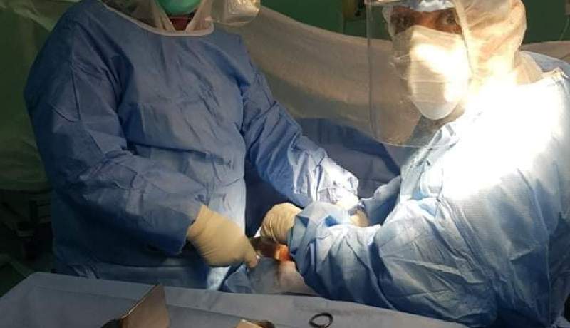 الوادي.. طاقم طبي ينجح في إجراء عملية جراحية لمصاب بكورونا