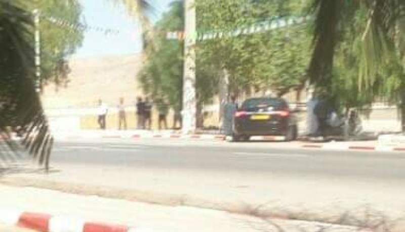 محتجون على السكن الريفي يطالبون بلجنة تحقيق أمام مقر بلدية عين افرص في معسكر
