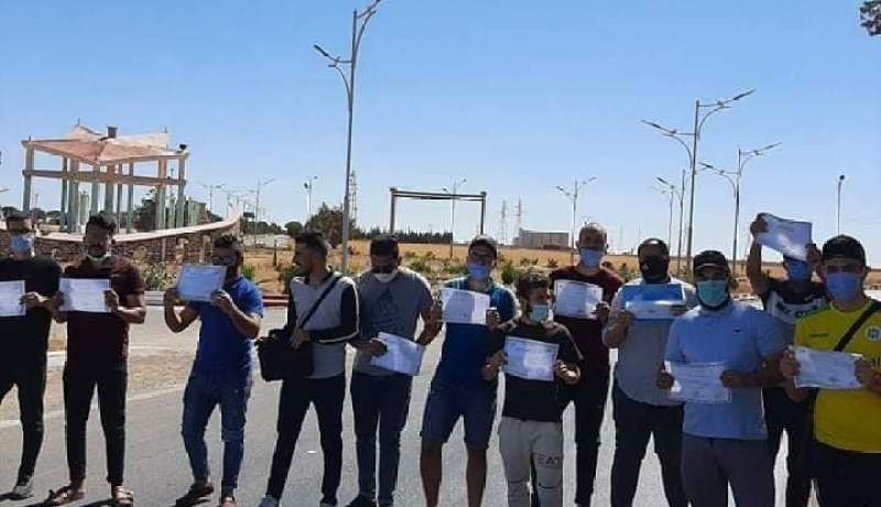 خريجو الجامعات يحتجون للمطالبة بمناصب عمل في مهدية بتيارت