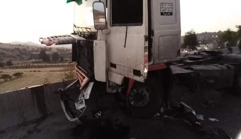 البويرة.. انقلاب شاحنة واصطدام 3 أخريات في نفس الوقت بالطريق السيار شرق-غرب