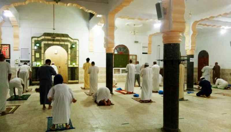 بالصور.. المصلون يلتزمون بالتداببر الوقائية في قصر الشلالة بتيارت