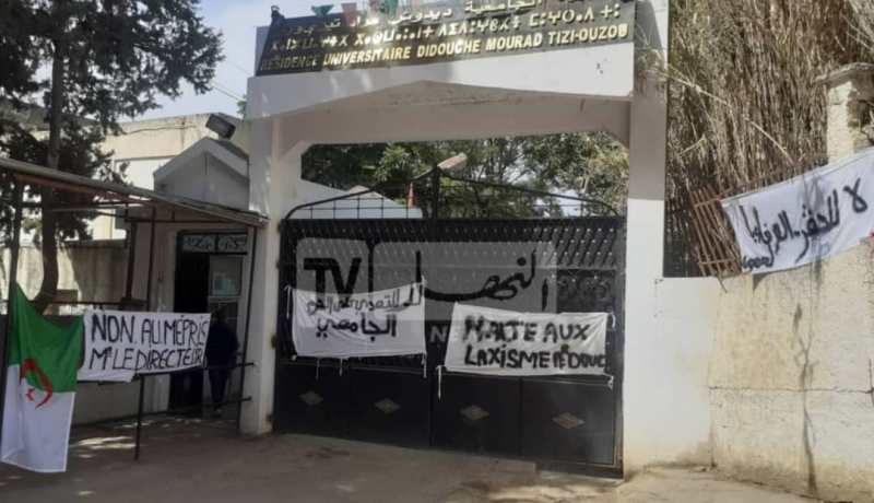 بالصور.. عمال الإقامة الجامعية ديدوش مراد ومقيماتها بتيزي وزو يحتجون